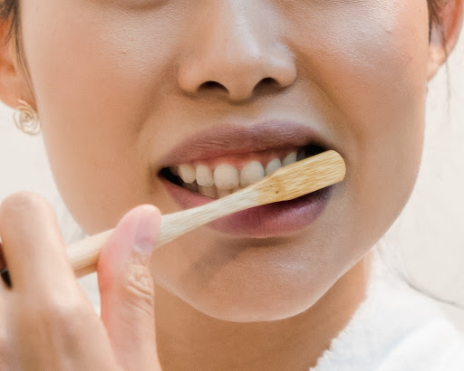 1. Menjaga Kebersihan Akar Gigi