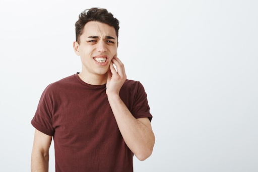 8 Cara Mengatasi Gigi Goyang pada Orang Dewasa yang Tepat