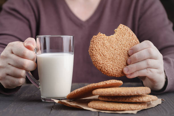 makanan yang tidak boleh dimakan saat sakit gigi - biskuit