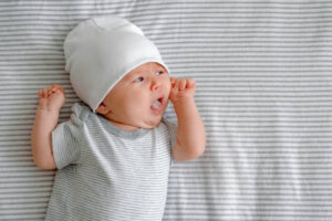 Lidah Bayi Putih, Apakah Berbahaya? Kenali Penyebabnya!