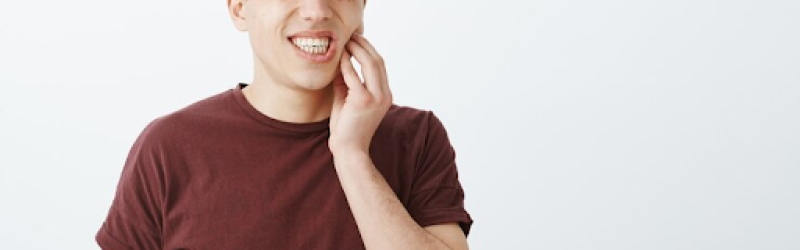 8 Cara Mengatasi Gigi Goyang pada Orang Dewasa yang Tepat