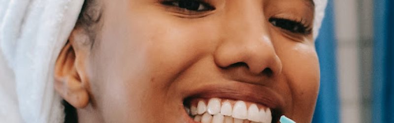 Cara Flossing Gigi yang Benar dan Kapan Melakukannya